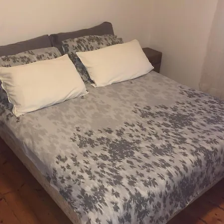 Mit Kamin In Der Stadt By Interhome Roč